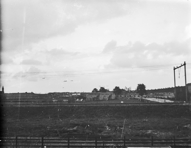 831768 Afbeelding van laagvliegende Amerikaanse B-17 (Flying Fortress) vliegtuigen, boven het afwerpterrein ...